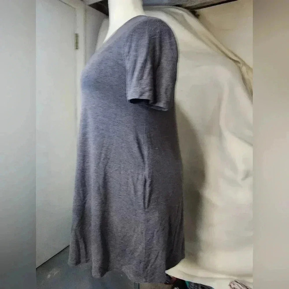 ZENANA PREMIUM CHARCOAL GRAY V-NECK LONG T-SHIRT PLUS SIZE 2X - Picture 2 of 10